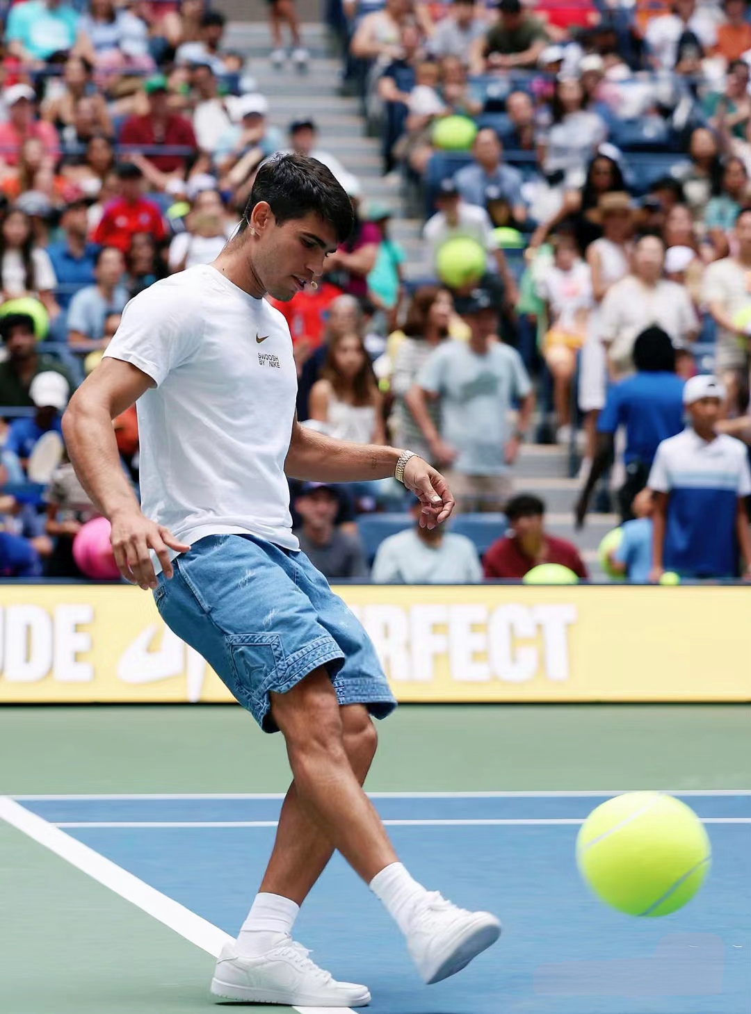 开云体育下载-新疆广汇训练开放日;国际比赛日外线爆发引欢呼;欧联在即;年轻球员得到机会的简单介绍